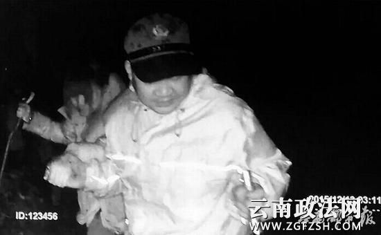 联合救援队在夜间搜寻