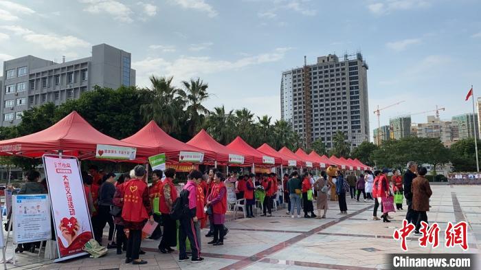 �����е���������С�ݡ����������յ�������˰��������������־Ը���񡣶�ͷ��������ͼ